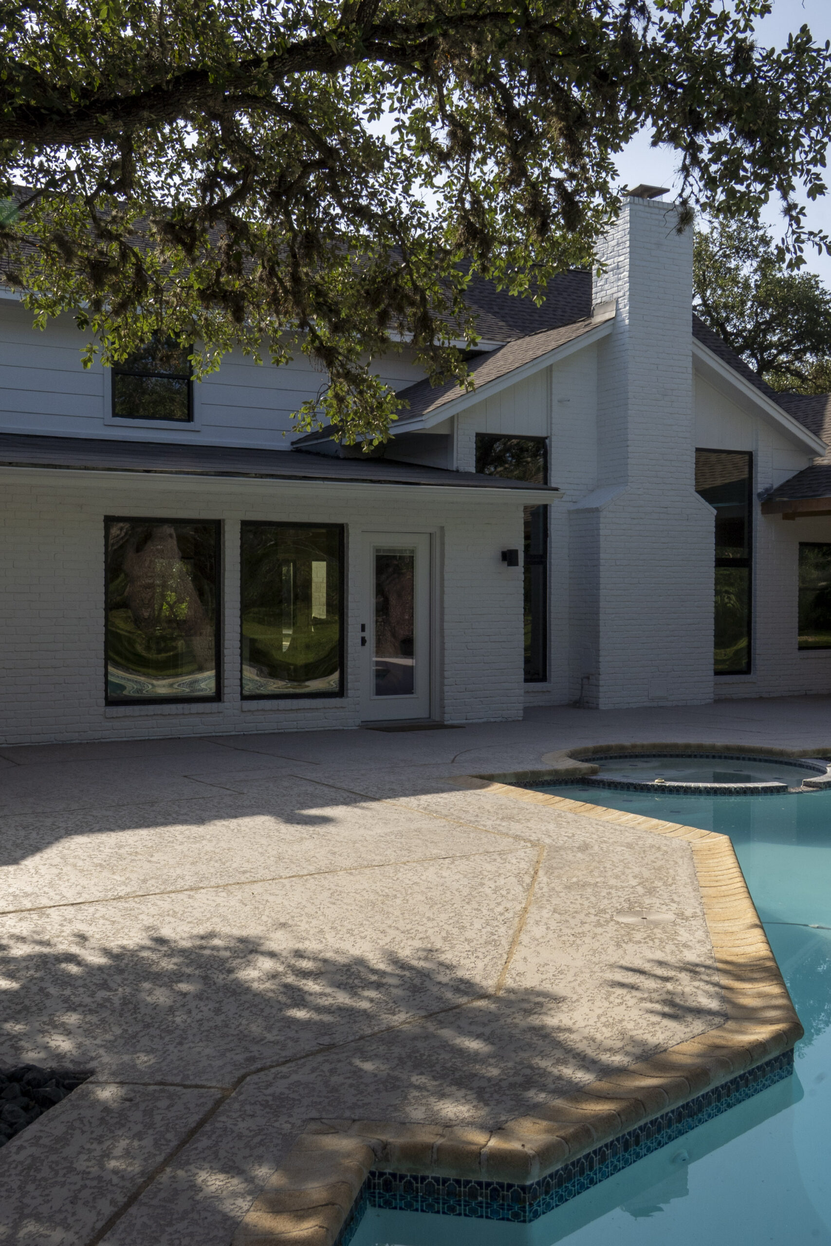 Pool and outdoor living at 412 Cliffside Drive